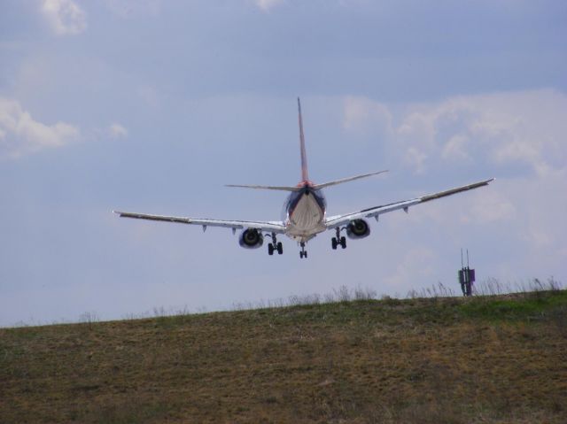 Boeing 737-800 (N813SY) - Sun country 737-800 landing at the end of runway 22