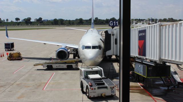 Boeing 737-800 (N394DA) - Sitting in sunny Minneapolis