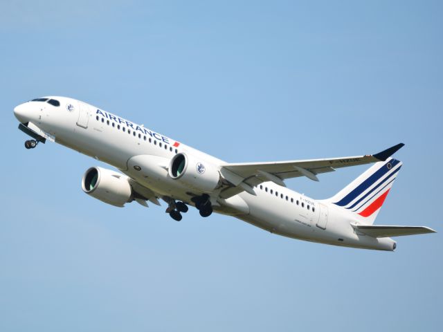 Airbus A220-300 (F-HZUE) - St. Magleby RWY22R
