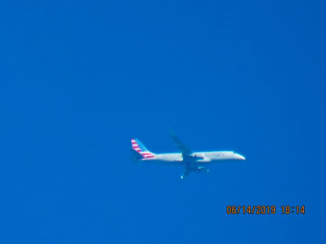 Embraer 175 (N276NN)