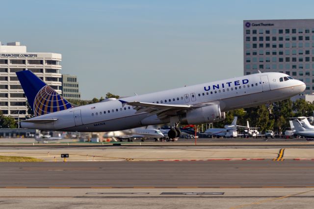 Airbus A320 (N443UA)