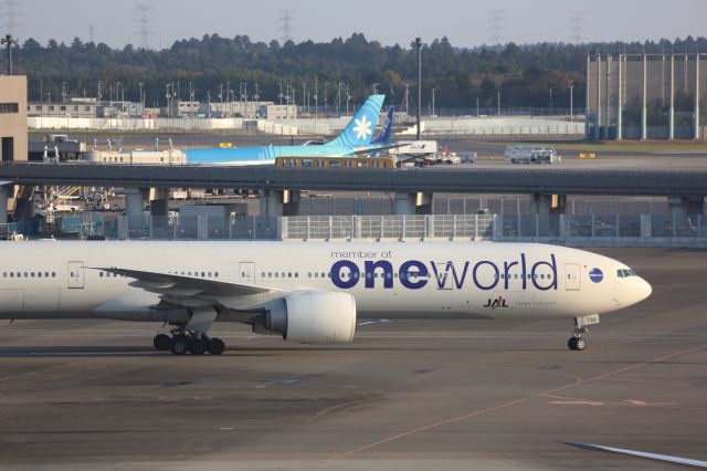 BOEING 777-300 (JA732J)