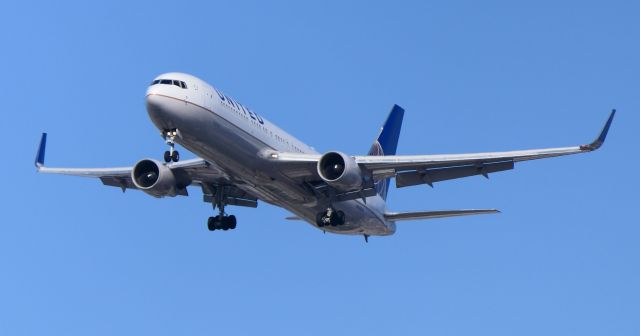 BOEING 767-300 (N648UA)