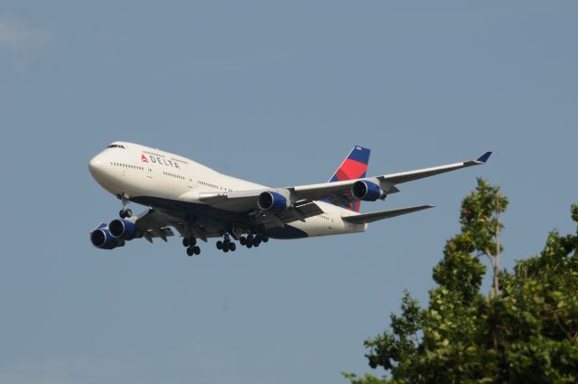 Boeing 747-400 (N666US)