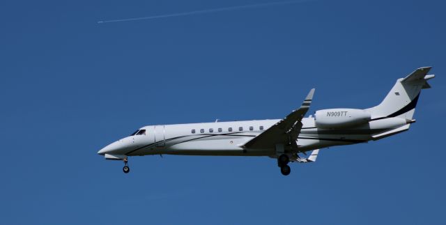 Embraer Legacy 600/650 (N909TT) - On short final is this 2008 Embraer ERJ-135BJ Legacy 600 in the Spring of 2023.