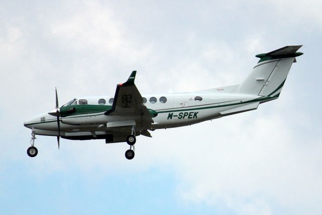 Beechcraft Super King Air 350 (M-SPEK) - Specsavers Aviation King Air 350 on short finals for rwy 24 on 3-Aug-21 visiting on a round trip from EGJB as SSZ3A.