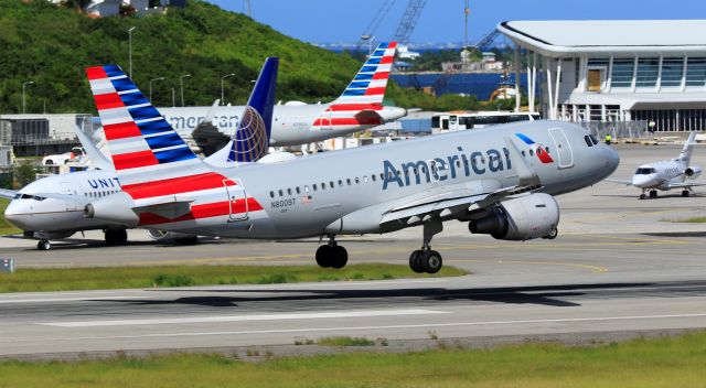 Airbus A319 (N8009T) - American landing St Maarten