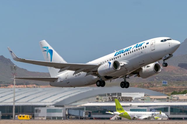 Boeing 737-700 (YR-BMR)