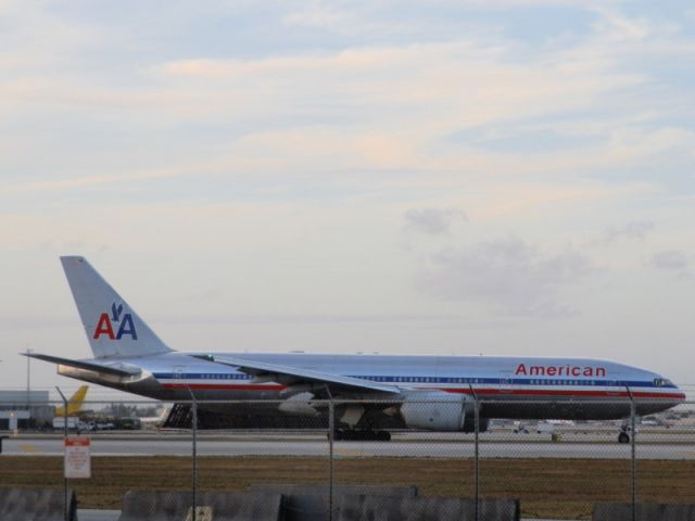Boeing 777-200 (N754AN)
