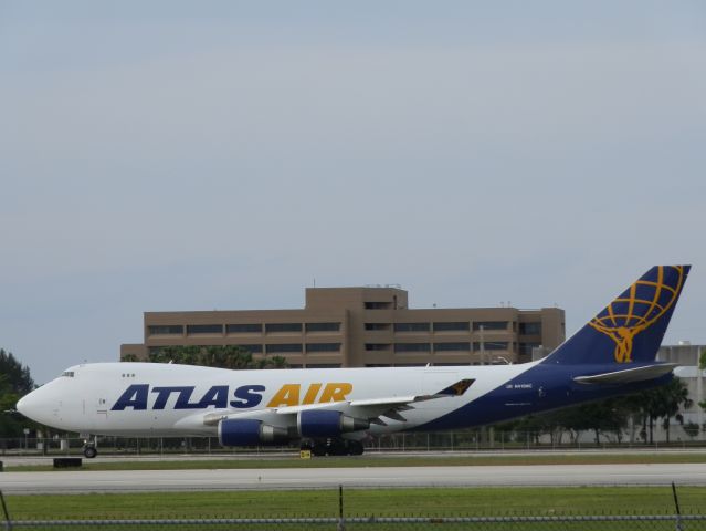 Boeing 747-400 (N415MC)