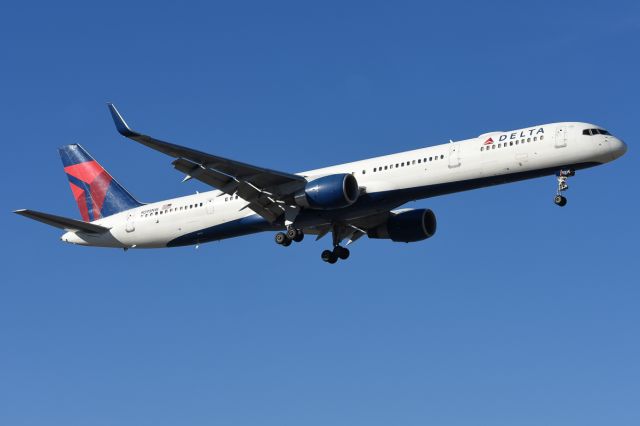 BOEING 757-300 (N595NW) - Short final for 9R