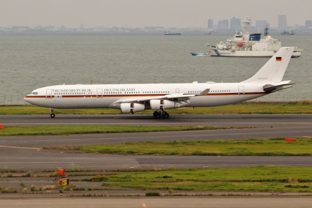 Airbus A340-300 (N1601)