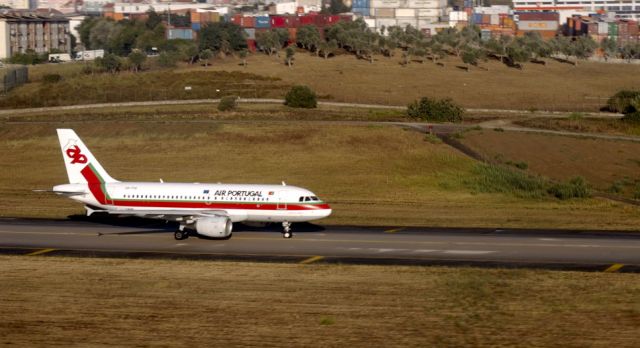 Airbus A319 (CS-TTR) - 2003 - Ready to TO. Older, much nicer livery!