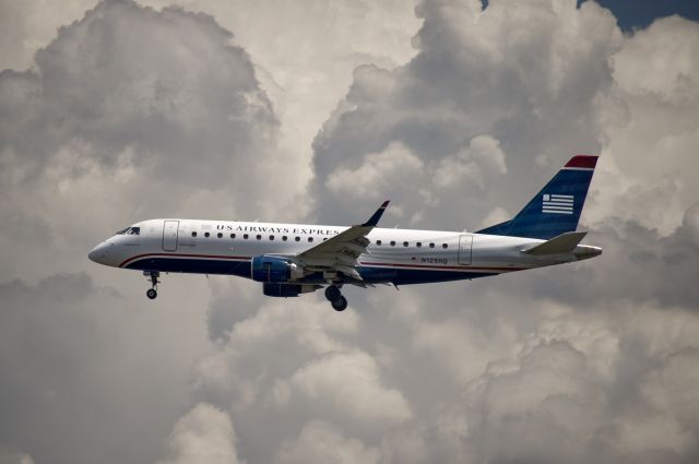 Embraer 170/175 (N125HQ)