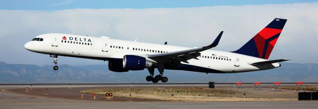 Boeing 757-200 (N702TW) - Landing on 16L.