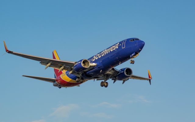 Boeing 737-800 (N8699A) - Southwest Airlines final approach LAX runway 24R at golden hour