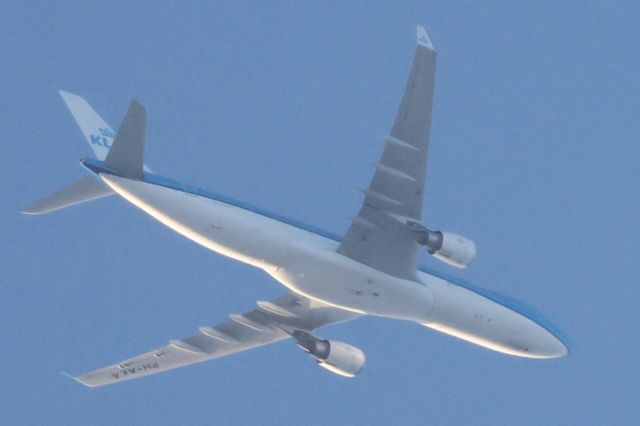 Airbus A330-300 (PH-AKA) - PH-AKA Airbus A-330-303  KLM. Royal Dutch Airlines. De Montréal YUL. Vers Amsterdam AMS. Altitude 5841 Mètres. Vitesse 794 KM/H. Survolant la ville de Lavaltrie QC. Le 13-05-2025 à 19:23.