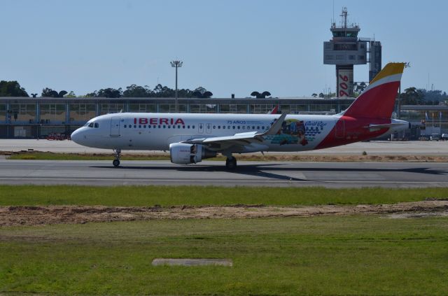 Airbus A320 (EC-MCS) - EC-MCS Conmemorativo de los 75 Años de Iberia volando a Puerto Rico aterrizando en Vigo (LEVX/VGO) procedente de Barajas (LEMD/MAD)