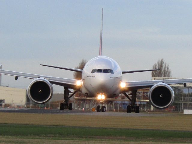 Boeing 777-200 (A6-ECA)