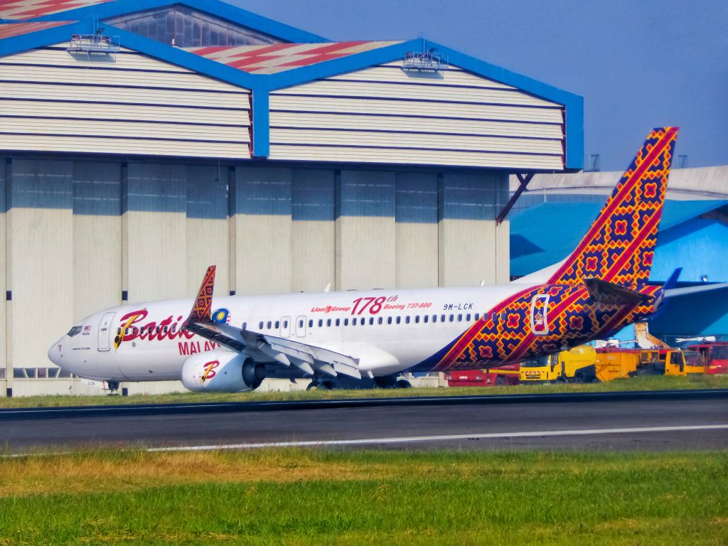 Boeing 737-800 (9M-LCK) - One week ago Malindo Air Boeing 737-8GP (NG) aircraft was slipped at BDO / WICC on Thursday, June 20, 2019. And caused that plane to come out of the runway Before doing a short haul flight from Bandung to Kuala Lumpur. I hope he can fly again later