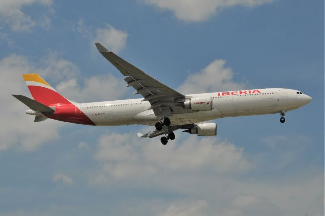 Airbus A330-200 (EC-LZX)