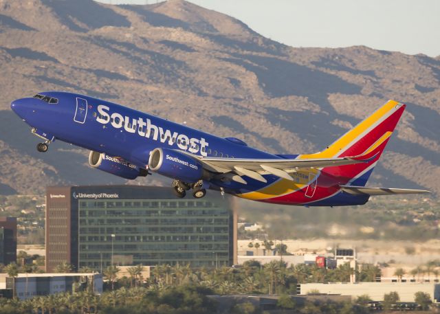 Boeing 737-700 (N715SW)