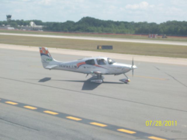 Cirrus SR-20 — - I was sitting in a UAL A319 waiting in the penalty box for departure to KORD when this SR-20 taxied past.