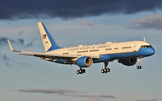 09-0016 — - usaf c-32a 090016 about to land at shannon 6/9/13.