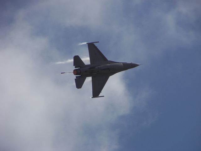 Lockheed F-16 Fighting Falcon — - MCAS Miramar Airshow 2008  San Diego, CA  F-16 Viper Minimum Radius Turn!