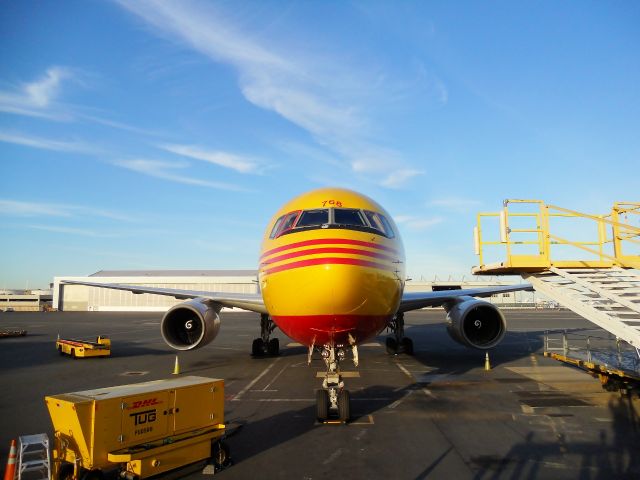 BOEING 767-200 (N768AX)