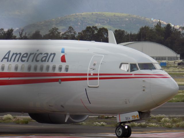 Boeing 737-800 (N915NN)