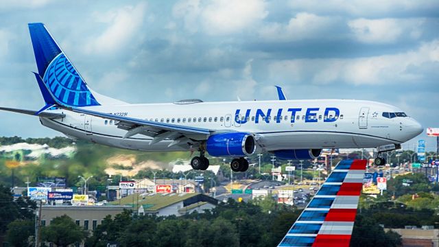 Boeing 737-800 (N73291) - 13R approach.