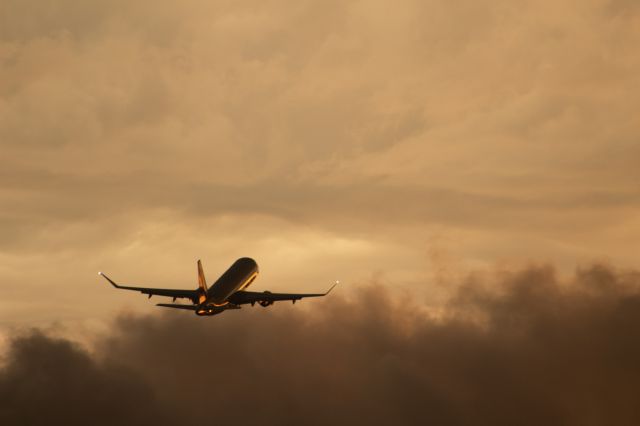 Embraer 175 (N267NN) - E175 silhouette in the early morning 