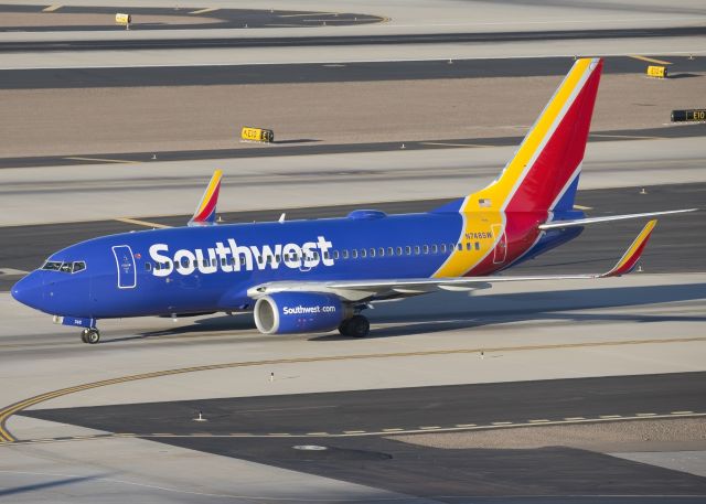 Boeing 737-700 (N748SW)
