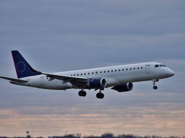 Embraer ERJ-190 (N173HQ) - Short Final into Des Moines