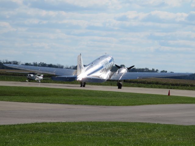 Douglas DC-3 (N28AA)