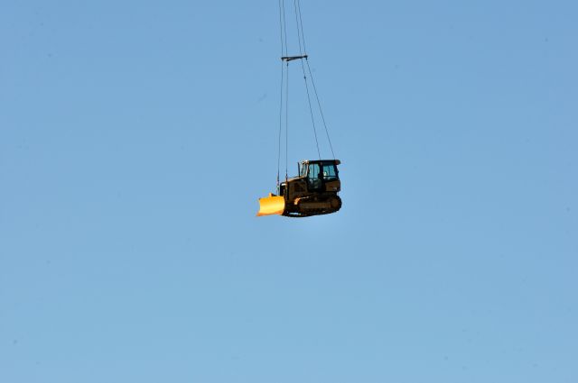 ASAP Chinook (C-FHFB) - SLINGING EQUIPT TO PTA SOUTH RAMP