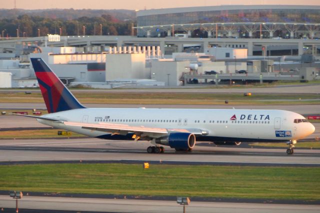 BOEING 767-300 (N139DL) - Delta Airlines 767-300 "United Way" 10/11/13