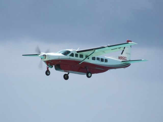 Cessna Caravan (N95EL) - Short Final runway 10 at TNCM