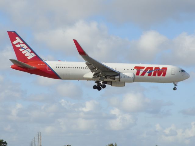 BOEING 767-300 (PT-MSY)