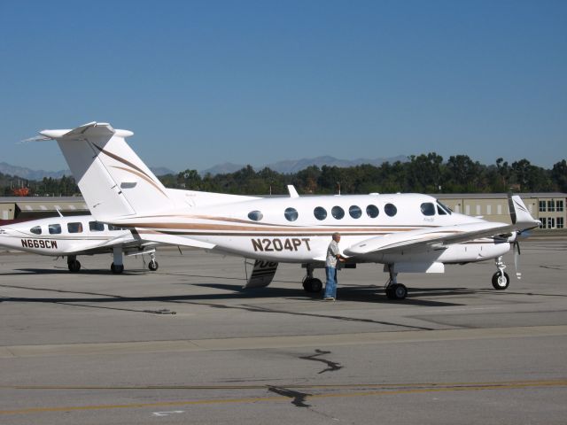 Beechcraft Super King Air 200 (N204PT) - Pre-flight check