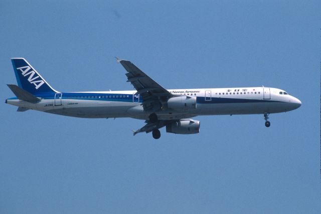 Airbus A321 (JA106A) - Final Approach to Tokyo-Haneda Intl Airport Rwy16L on 2002/08/06