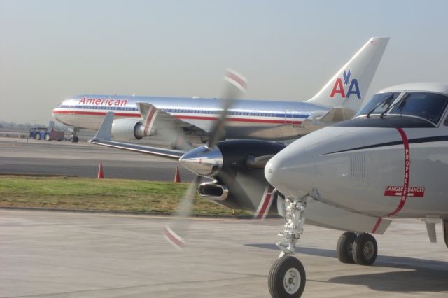 Beechcraft Super King Air 350 (N1459) - At Aviasur Ramp & B763 American Airlines