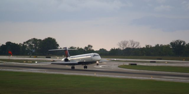 McDonnell Douglas MD-90 (N924DN)