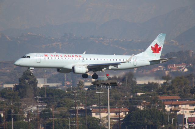 Embraer ERJ-190 (C-FHIS)