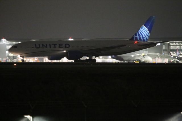 Boeing 777-200 —