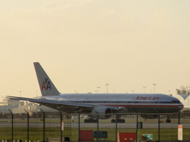 Boeing 777-200 (N775AN)