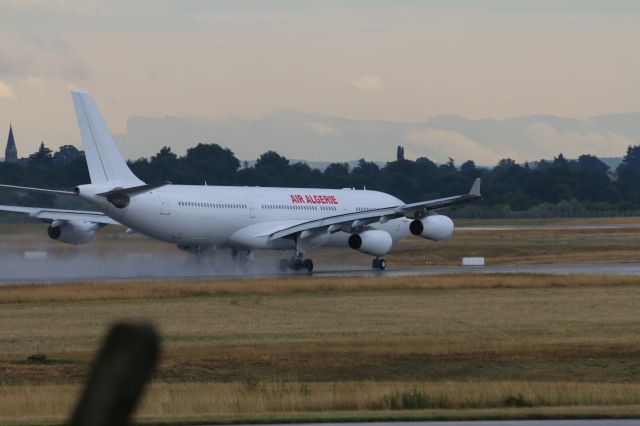 Airbus A330-300 (CS-TQM)