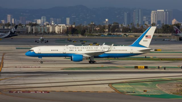 99-0004 — - 99-0004 | US Air Force | Boeing C-32A | LAX | Dec 10, 2022