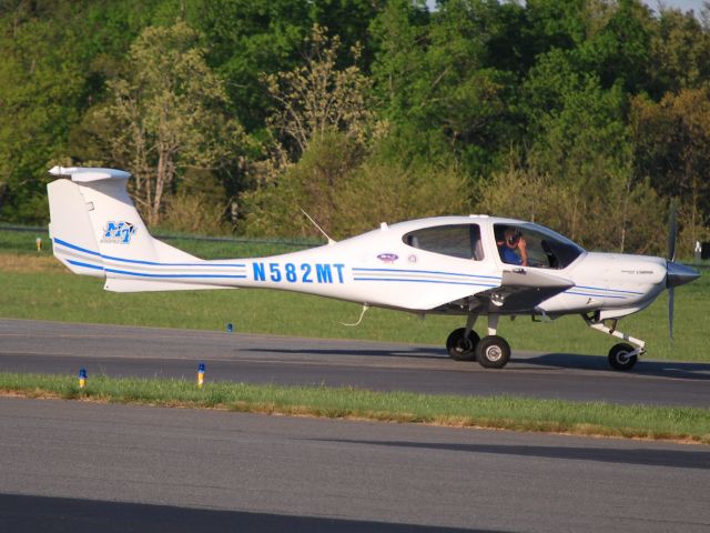 Diamond Star (N582MT) - MIDDLE TENNESSEE STATE UNIVERSITY / Taxiing to runway 02 - 4/11/10